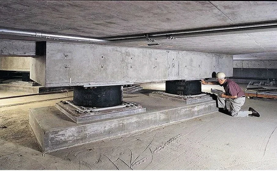 Diseño de Aislación Sísmica de Base en Alto Hospicio: Protección Estructural Ante Sismos Severos