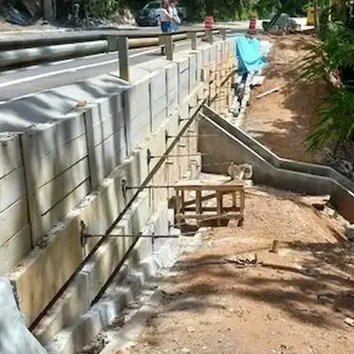 Diseño de Muros de Contención en Alto Hospicio: Estabilidad en Suelos Salinos y Taludes